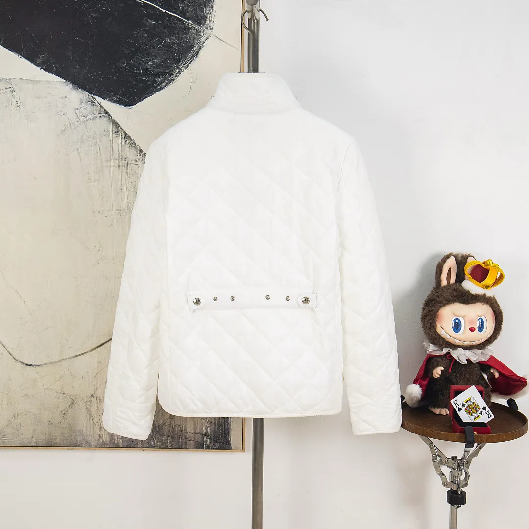 P390 zp version [Exclusive supply] Ralph Lauren/Ralph Lauren 2025aw autumn and winter popular items diamond-shaped quilted embroidered corduroy strips imitation feather jacket jacket Correct three-pocket version Slight waist design Free matching neckline ✅ Facial filling imitation feather cotton Three-in-one diamond-shaped quilted embroidery Soft and comfortable ✅ Customized double-circle brand hardware buckle back waist freely adjustable elastic design ✅ RL three-color diamond plaid cotton jacket 100% restoration Corduroy strips running through the whole body, no knots and no overlap, artificial curling, fine workmanship, highly recommended, rare cotton jacket that does not look bloated, can be worn as an inner layer in the north, can be worn with multiple necklines, elastic waistline on the back, freely adjustable waist, matte memory technology on the face, giving a cotton feel, not to be missed, highly recommended, color: black, white, gray green, khaki, navy, size: S M L XL, number: WW10949